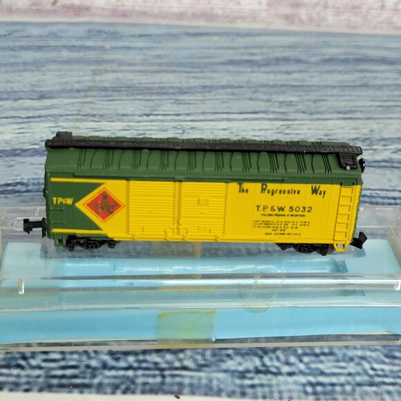 Vintage N scale The progressive way double door boxcar green & yellow with case - Picture 5 of 7